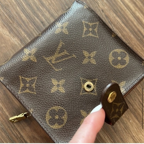 Louis Vuitton Monogram Wallet Excellent Condition Unisex - Picture 8 of 15